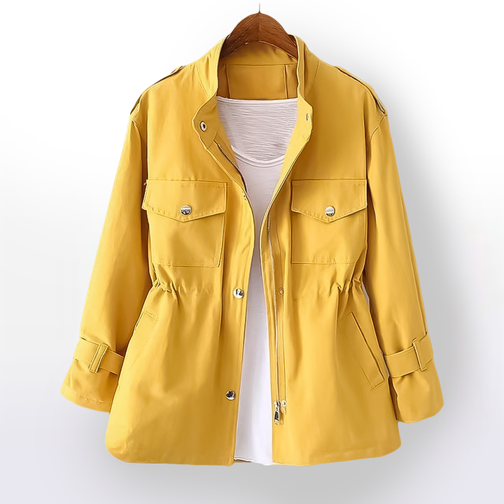 "Manteau femme chic en coton ciré, imperméable, ajusté avec capuche, poches pratiques, style élégant et flatteur"