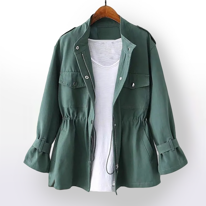 "Manteau femme chic en coton ciré, imperméable, ajusté avec capuche, poches pratiques, style élégant et flatteur"
