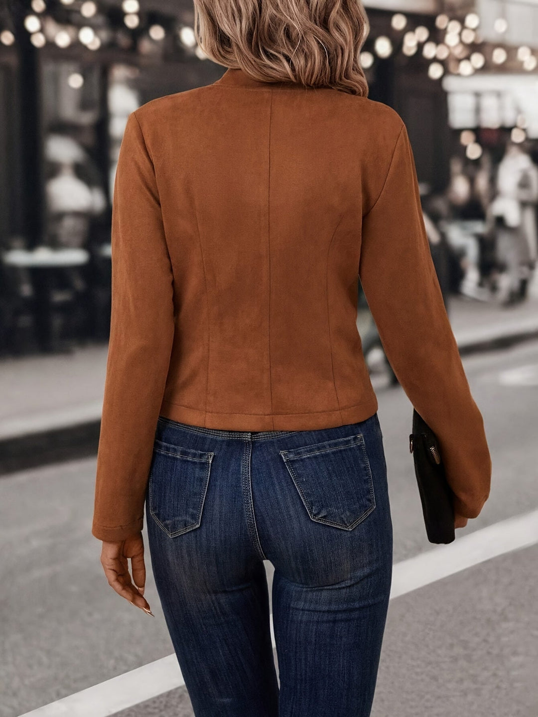 "Manteau femme double boutonnage chic en faux daim, couleur sable, coupe élégante pour un look sophistiqué et moderne."