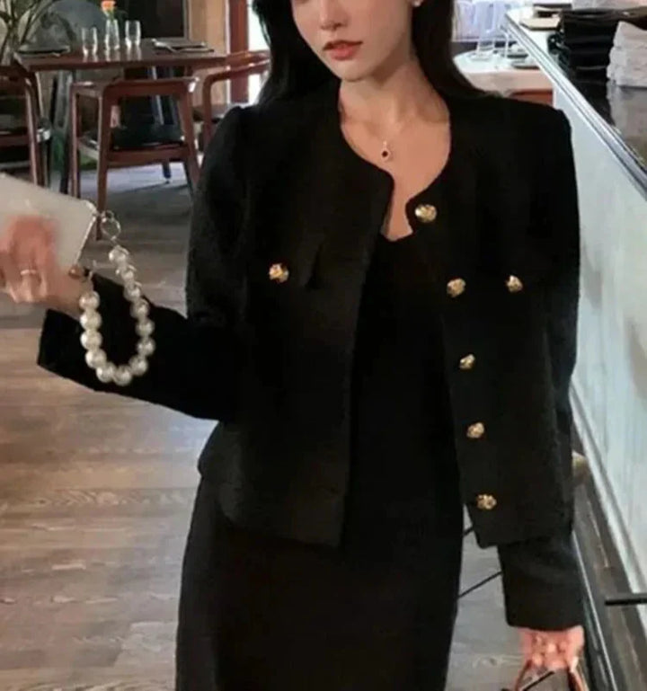 "Manteau femme noir en polyester, boutons élégants, coupe épurée, style intemporel pour un hiver chic et confortable."