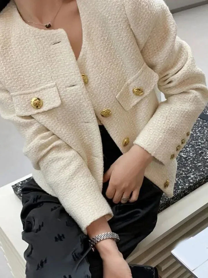 "Manteau femme noir en polyester, boutons élégants, coupe épurée, style intemporel pour un hiver chic et confortable."