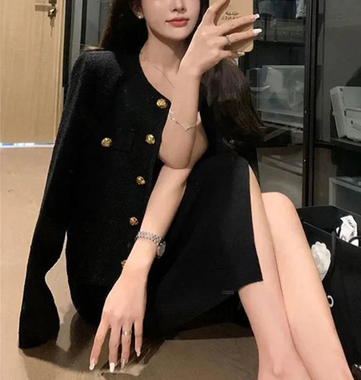 "Manteau femme noir en polyester, boutons élégants, coupe épurée, style intemporel pour un hiver chic et confortable."