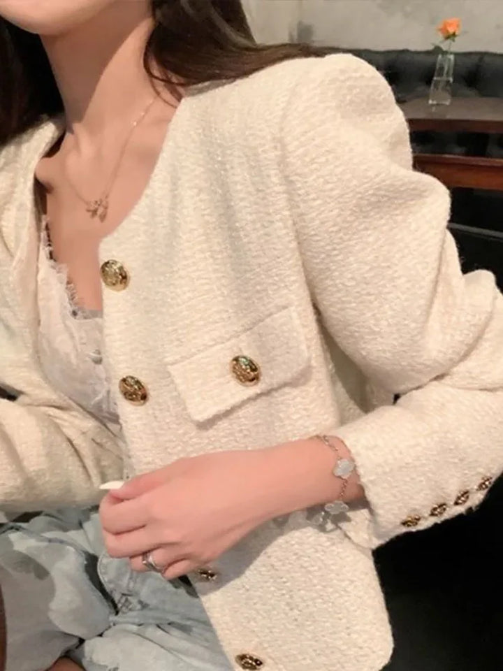 "Manteau femme noir en polyester, boutons élégants, coupe épurée, style intemporel pour un hiver chic et confortable."