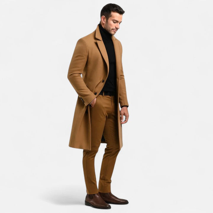 "Manteau homme élégant, ligne épurée, col structuré, stylé et raffiné, silhouette élancée, résistant au froid."