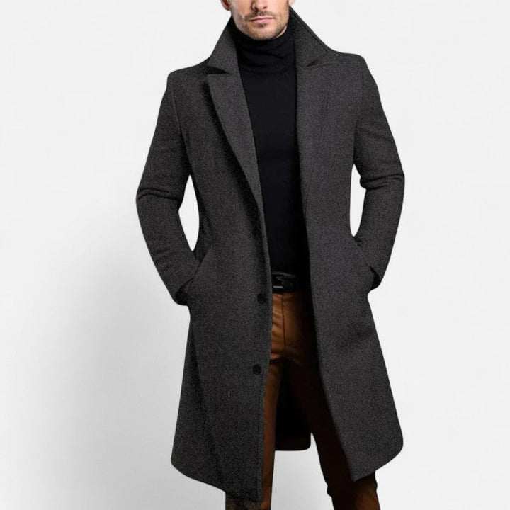 "Manteau homme élégant, ligne épurée, col structuré, stylé et raffiné, silhouette élancée, résistant au froid."