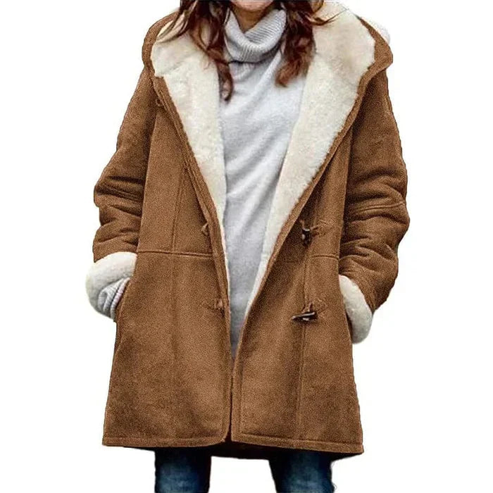 Manteau long en cachemire gris, coupe élégante avec capuche intégrée et boutons en corne, offrant chaleur et douceur.
