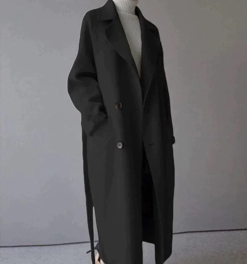 "Manteau long en laine beige pour femme, élégance hivernale chic avec détails modernes, silhouette élancée"