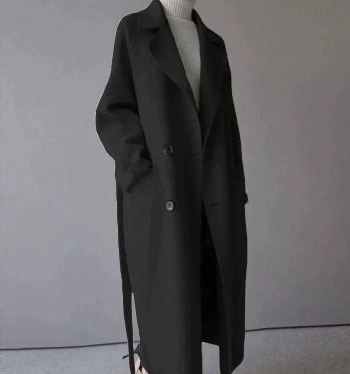 "Manteau long en laine beige pour femme, élégance hivernale chic avec détails modernes, silhouette élancée"