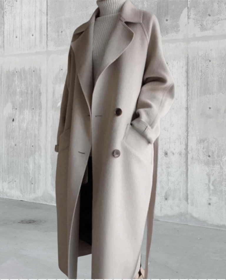 "Manteau long en laine beige pour femme, élégance hivernale chic avec détails modernes, silhouette élancée"