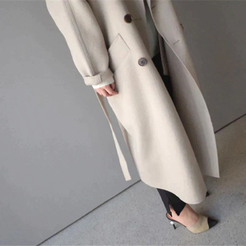 "Manteau long en laine beige pour femme, élégance hivernale chic avec détails modernes, silhouette élancée"