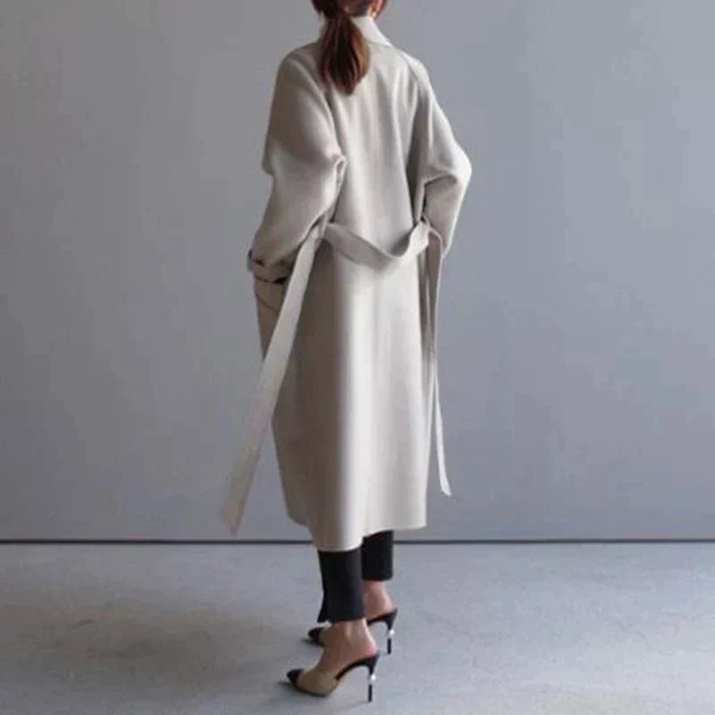 "Manteau long en laine beige pour femme, élégance hivernale chic avec détails modernes, silhouette élancée"