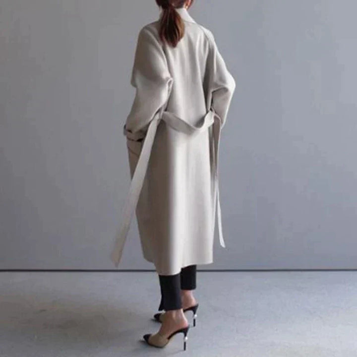 "Manteau long en laine beige pour femme, élégance hivernale chic avec détails modernes, silhouette élancée"