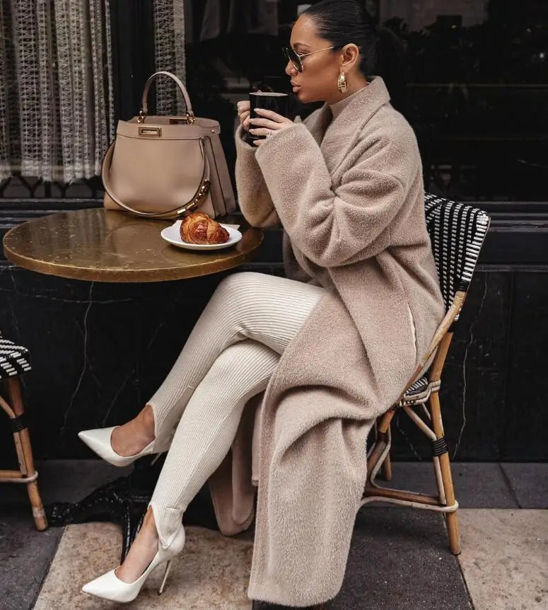 "Manteau long femme élégance hiver, couleur sobre, coupe classique, col montant, poches pratiques, idéal jours froids."