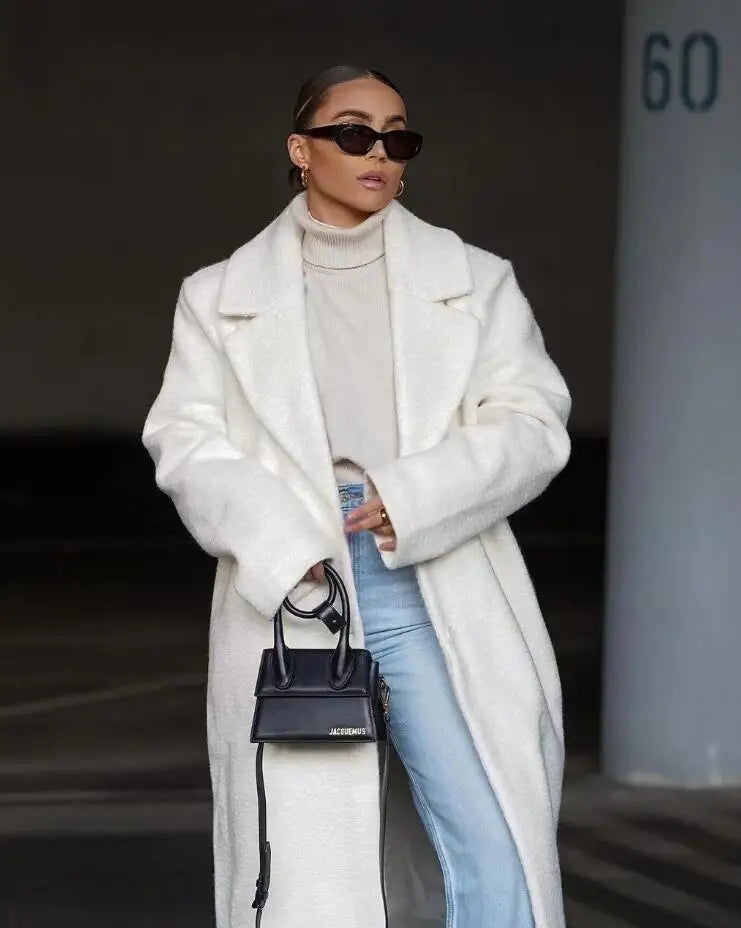 "Manteau long femme élégance hiver, couleur sobre, coupe classique, col montant, poches pratiques, idéal jours froids."