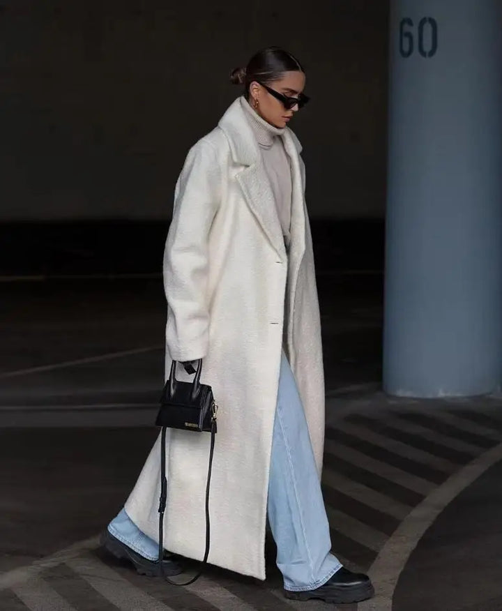 "Manteau long femme élégance hiver, couleur sobre, coupe classique, col montant, poches pratiques, idéal jours froids."
