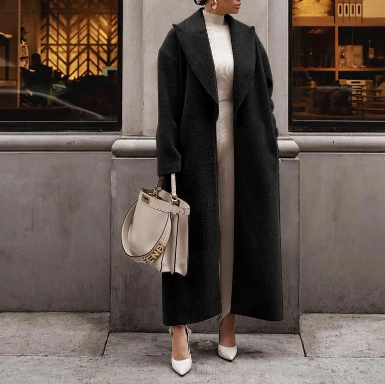 "Manteau long femme élégance hiver, couleur sobre, coupe classique, col montant, poches pratiques, idéal jours froids."