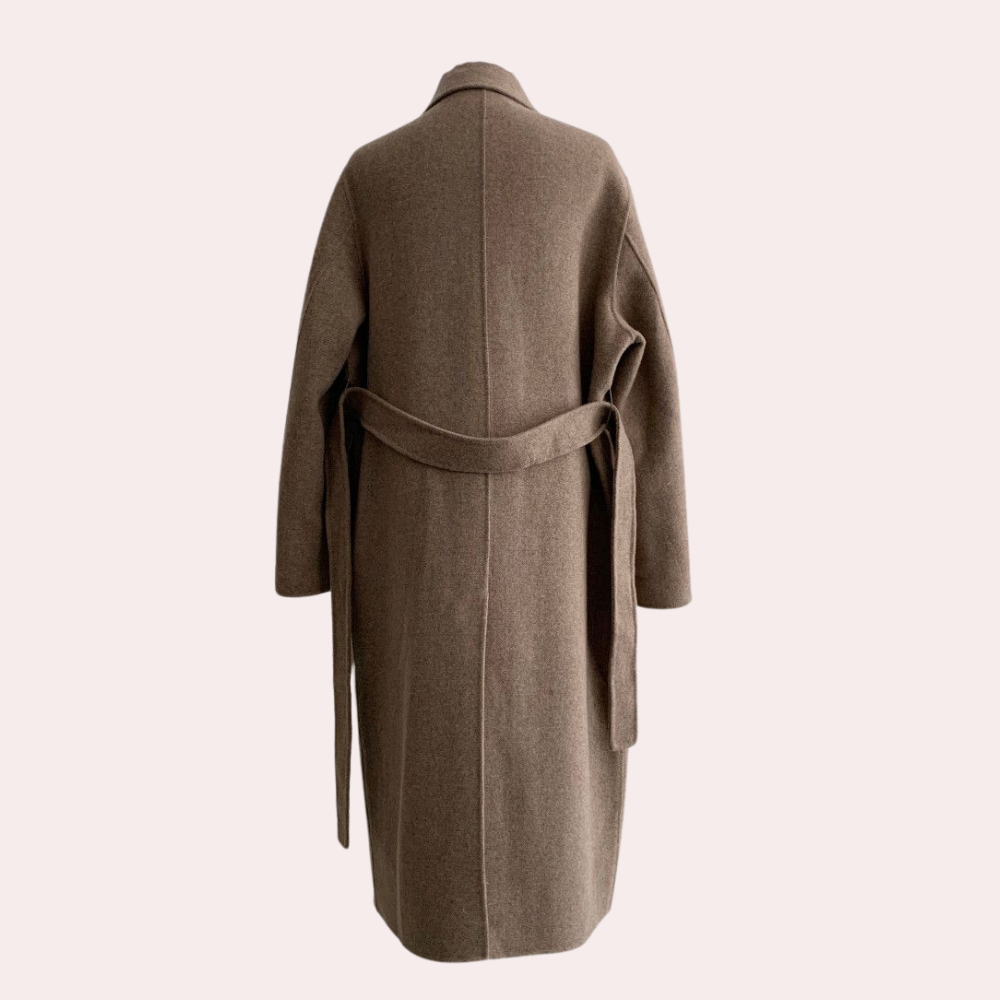 "Manteau longue femme élégant marron, coupe ajustée, pour l'hiver, associant charme et chaleur avec style polyvalent."