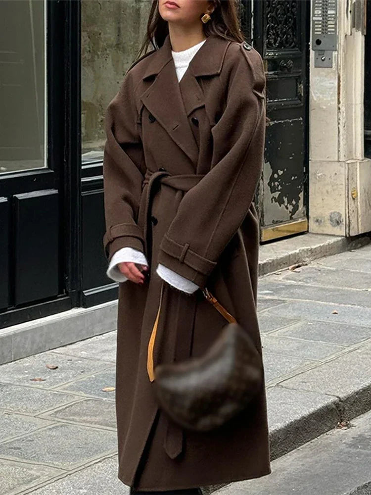Manteau maxi femme chic, col revers, double boutonnage, ceinture ajustable, coupe longue et élégante pour hiver.
