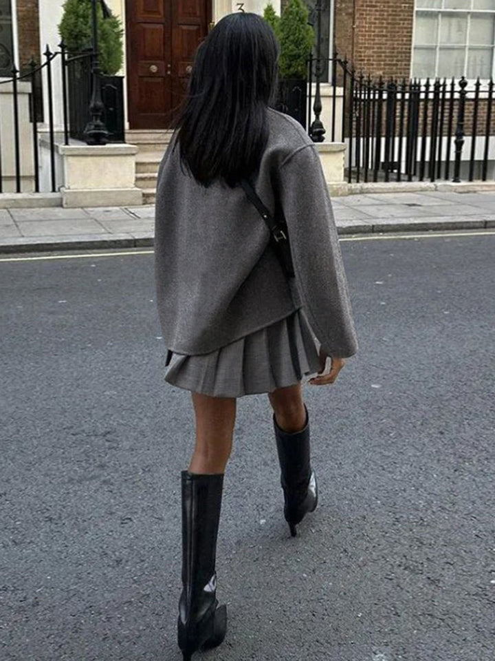 "Manteau oversize Gina en laine, streetwear tendance, coupe décontractée, fermeture boutonnée moderne, couleur unie."