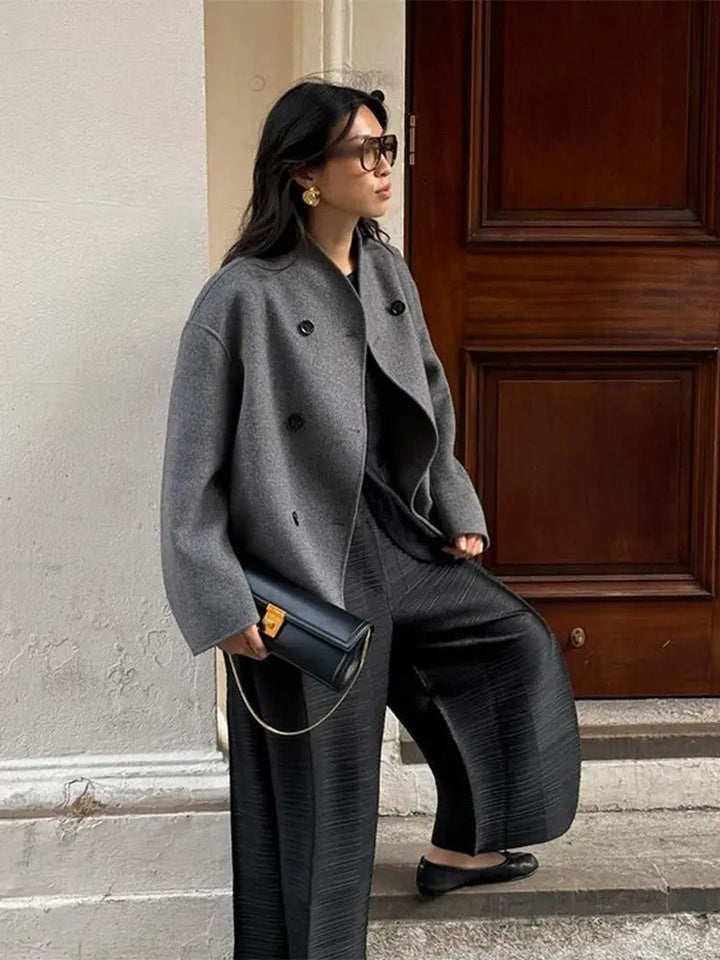 "Manteau oversize Gina en laine, streetwear tendance, coupe décontractée, fermeture boutonnée moderne, couleur unie."
