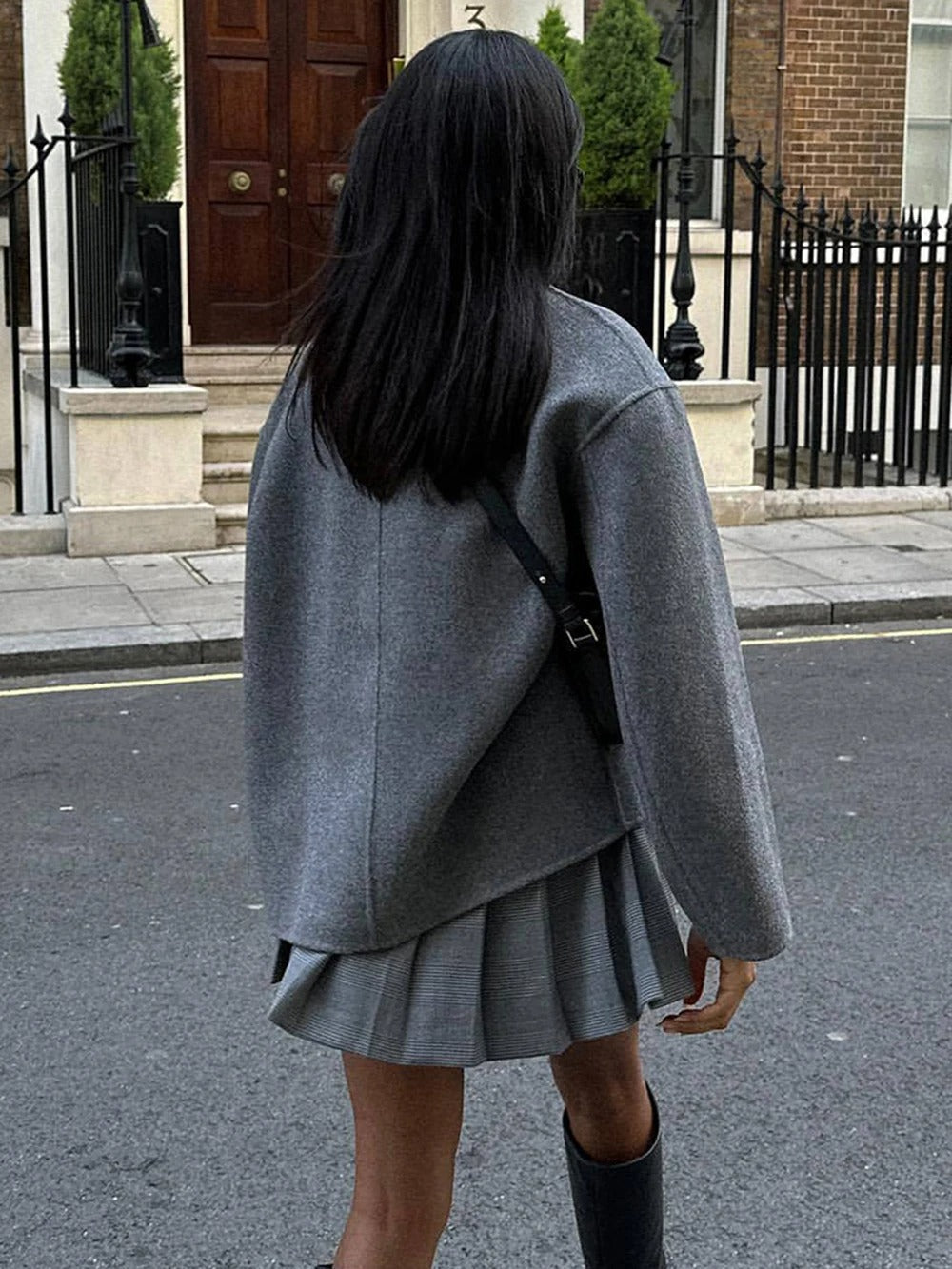 "Manteau oversize Gina en laine, streetwear tendance, coupe décontractée, fermeture boutonnée moderne, couleur unie."