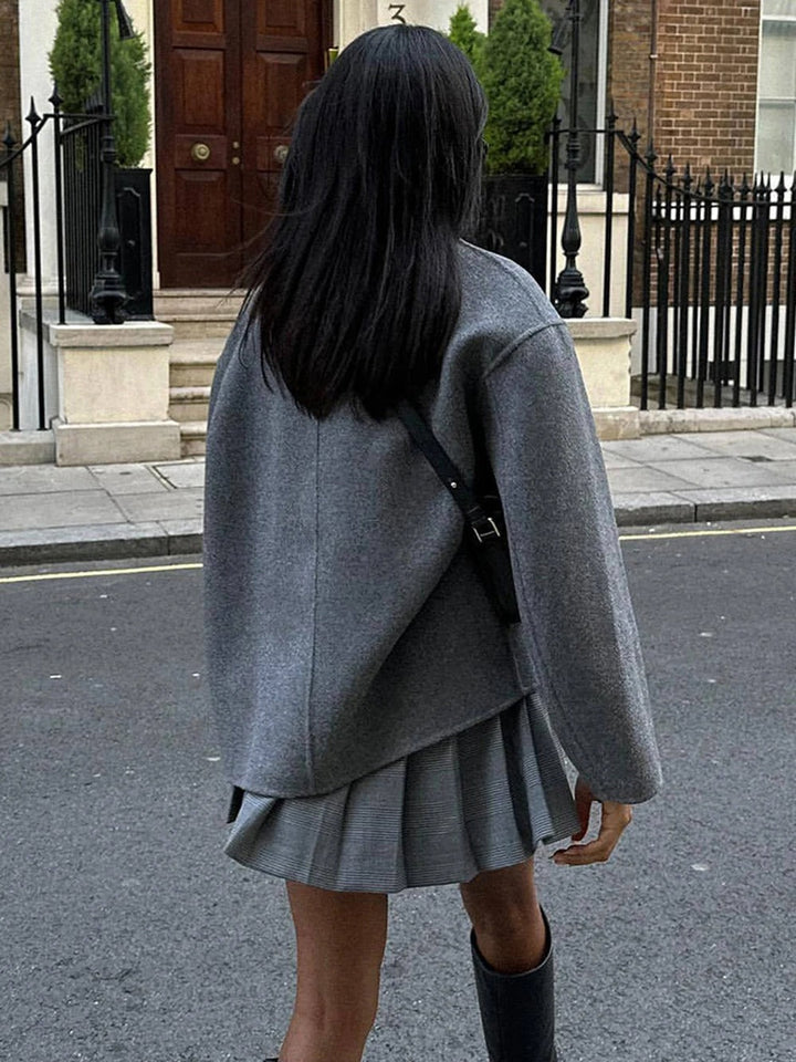 "Manteau oversize Gina en laine, streetwear tendance, coupe décontractée, fermeture boutonnée moderne, couleur unie."