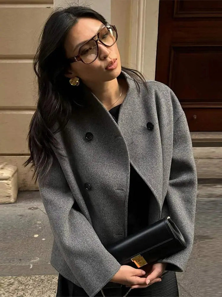 "Manteau oversize Gina en laine, streetwear tendance, coupe décontractée, fermeture boutonnée moderne, couleur unie."