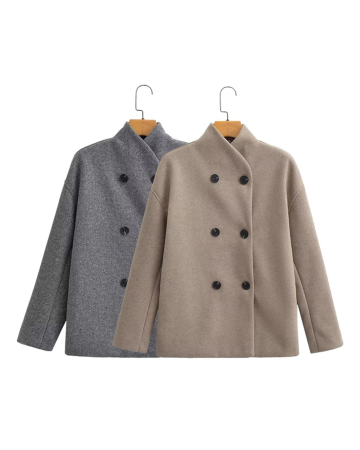 "Manteau oversize Gina en laine, streetwear tendance, coupe décontractée, fermeture boutonnée moderne, couleur unie."