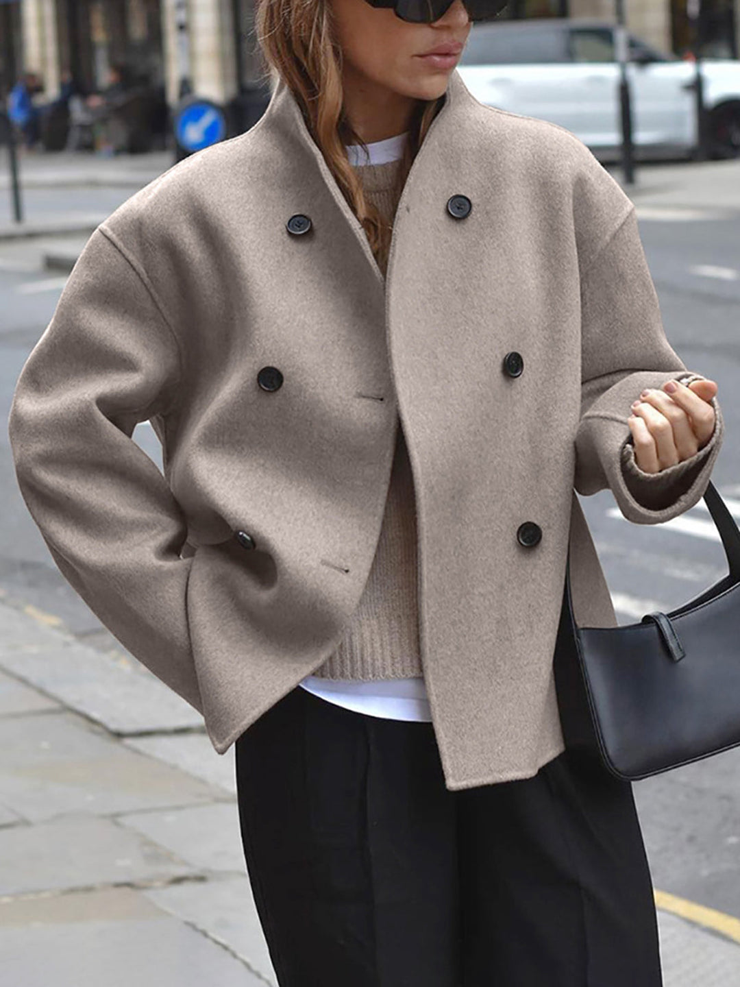 "Manteau oversize Gina en laine, streetwear tendance, coupe décontractée, fermeture boutonnée moderne, couleur unie."