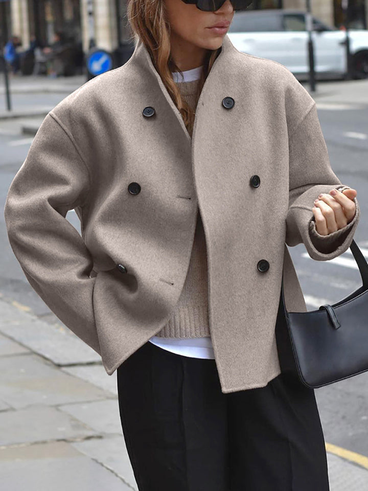 "Manteau oversize Gina en laine, streetwear tendance, coupe décontractée, fermeture boutonnée moderne, couleur unie."