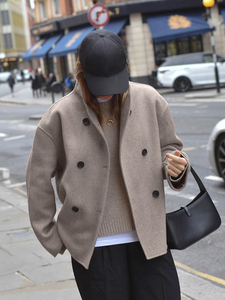 "Manteau oversize Gina en laine, streetwear tendance, coupe décontractée, fermeture boutonnée moderne, couleur unie."