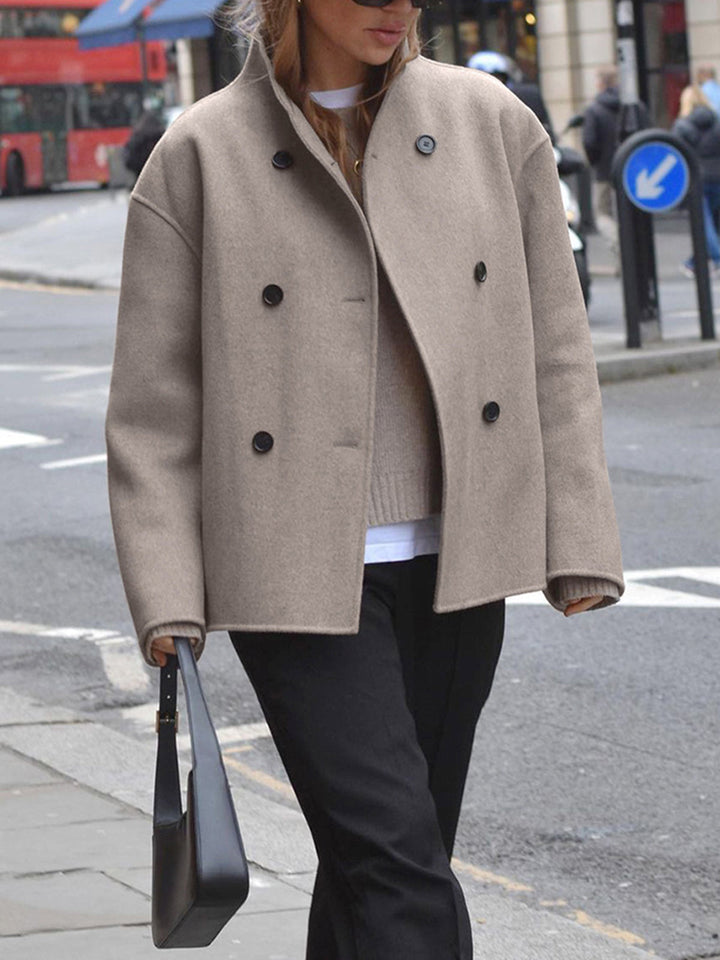 "Manteau oversize Gina en laine, streetwear tendance, coupe décontractée, fermeture boutonnée moderne, couleur unie."