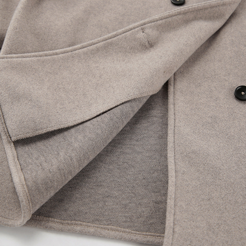 "Manteau oversize Gina en laine, streetwear tendance, coupe décontractée, fermeture boutonnée moderne, couleur unie."