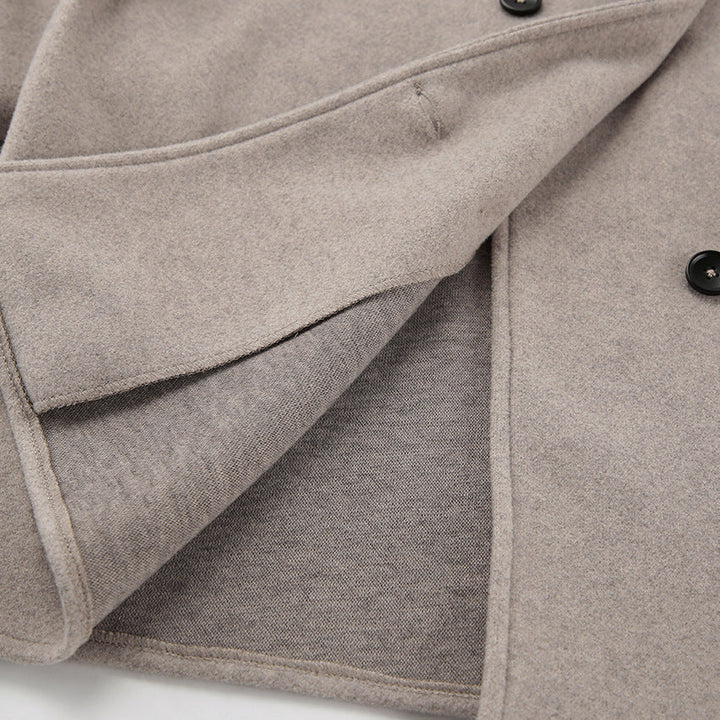 "Manteau oversize Gina en laine, streetwear tendance, coupe décontractée, fermeture boutonnée moderne, couleur unie."