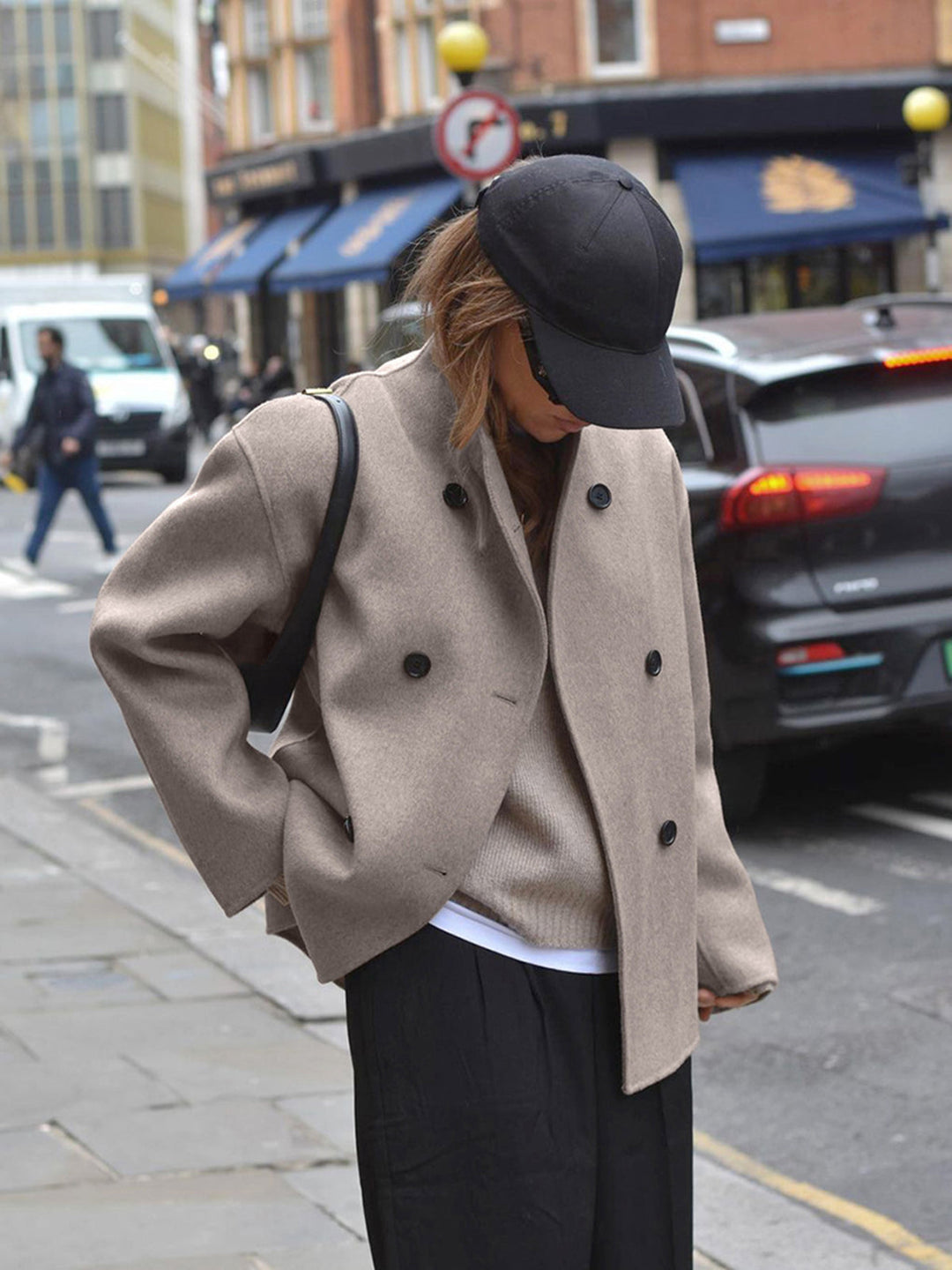 "Manteau oversize Gina en laine, streetwear tendance, coupe décontractée, fermeture boutonnée moderne, couleur unie."