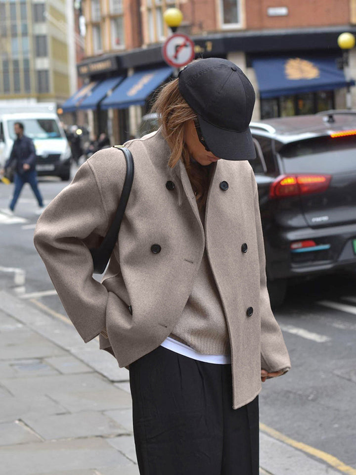 "Manteau oversize Gina en laine, streetwear tendance, coupe décontractée, fermeture boutonnée moderne, couleur unie."