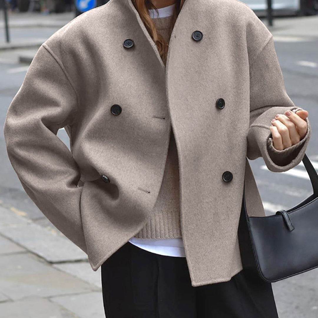 "Manteau oversize Gina en laine, streetwear tendance, coupe décontractée, fermeture boutonnée moderne, couleur unie."