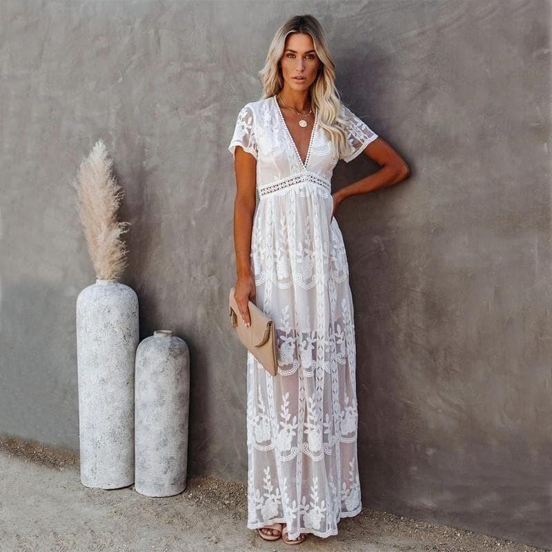 "Maxi-robe blanche Taline élégante avec silhouette fluide et motifs délicats pour occasions spéciales."