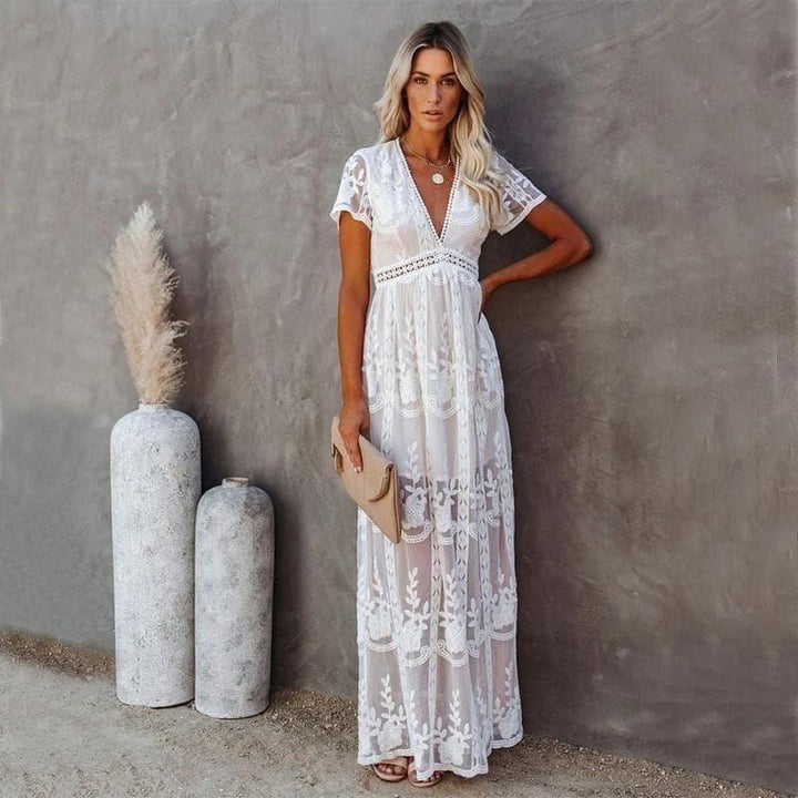 "Maxi-robe blanche Taline élégante avec silhouette fluide et motifs délicats pour occasions spéciales."