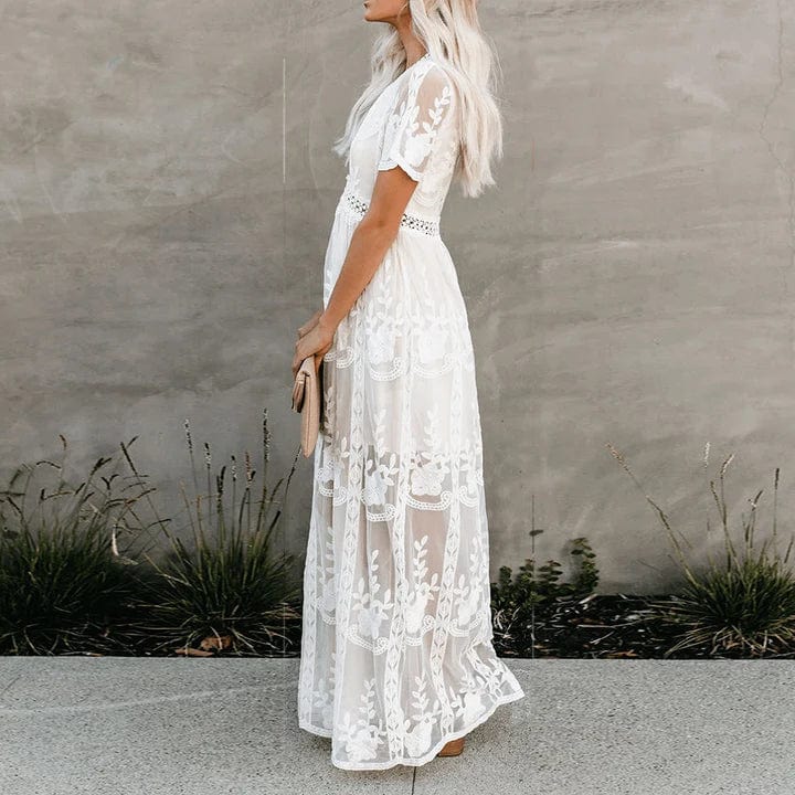 "Maxi-robe blanche Taline élégante avec silhouette fluide et motifs délicats pour occasions spéciales."