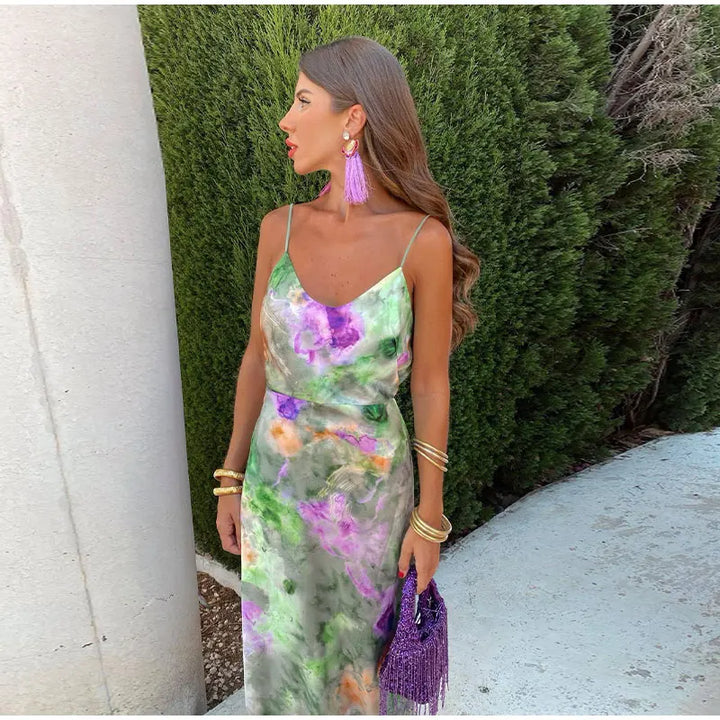 Maxi-robe femme élégante avec imprimé halo-dye vibrant et écharpe amovible, coupe fluide idéale été.