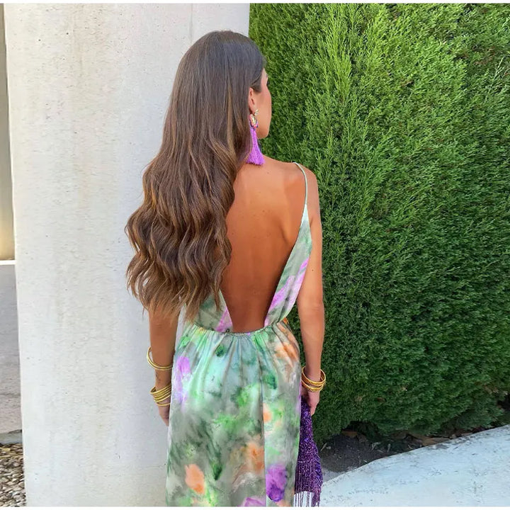 Maxi-robe femme élégante avec imprimé halo-dye vibrant et écharpe amovible, coupe fluide idéale été.