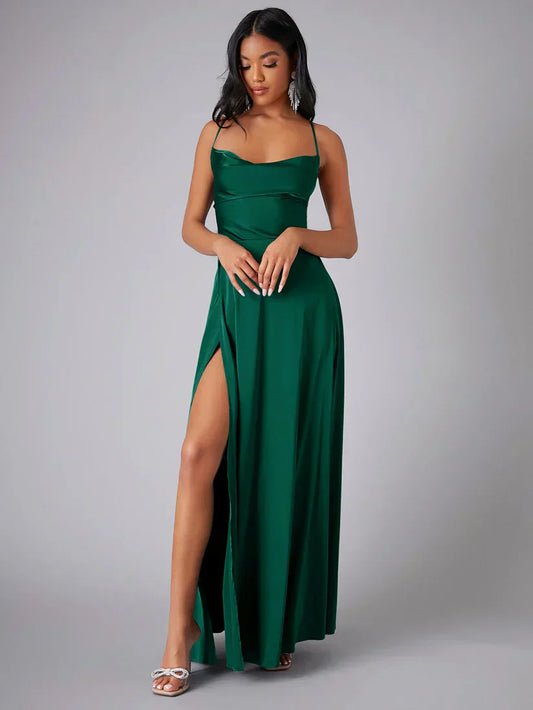 Maxi-robe satinée élégante, bretelles fines, dos nu, encolure drapée, fente audacieuse, chic et glamour pour soirée.