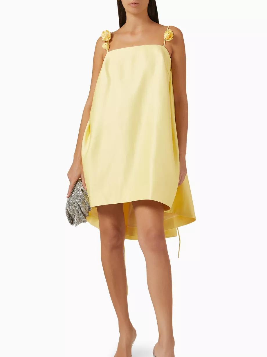 "Mini robe Amélie avec bretelles roses 3D, silhouette A, style romantique et élégance féminine."