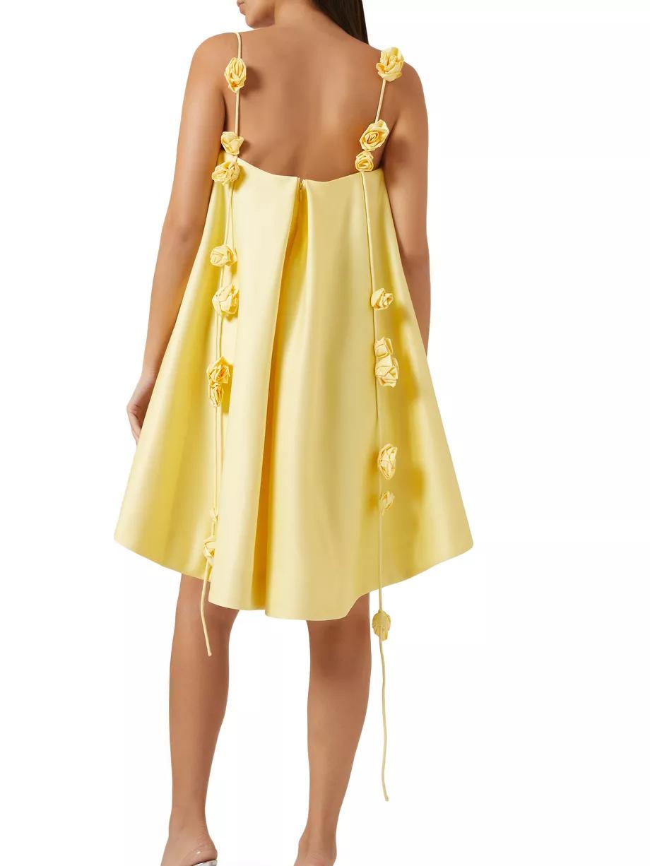 "Mini robe Amélie avec bretelles roses 3D, silhouette A, style romantique et élégance féminine."