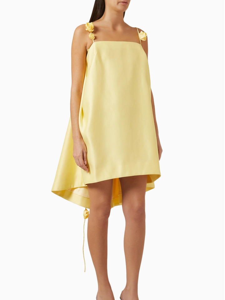 "Mini robe Amélie avec bretelles roses 3D, silhouette A, style romantique et élégance féminine."