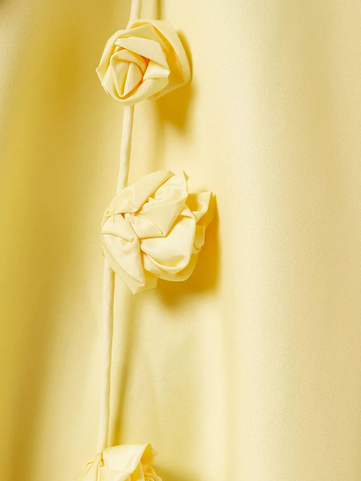 "Mini robe Amélie avec bretelles roses 3D, silhouette A, style romantique et élégance féminine."