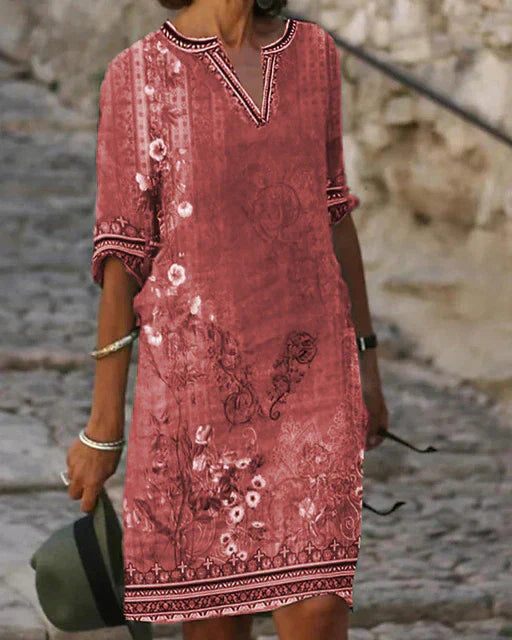 Mini-robe évasée rétro, imprimé floral captivant, manches demi-longues, idéale pour l'été, élégance féminine.