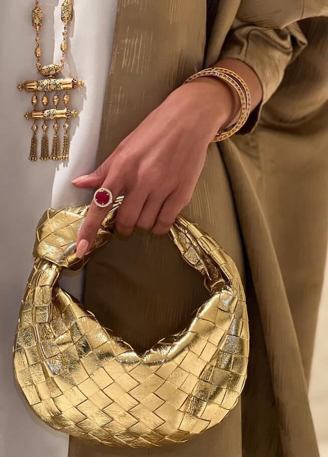 "Mini sac à main tissé artisanal élégant, design moderne, matériaux durables, accessoire féminin polyvent."