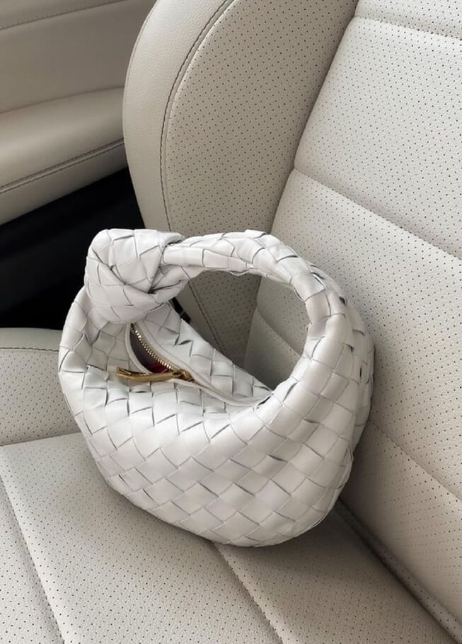 "Mini sac à main tissé artisanal élégant, design moderne, matériaux durables, accessoire féminin polyvent."